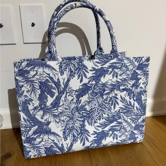 Aritzia Blue and White Patterned Keep Tote Bag Size One - Picture 6 of 10